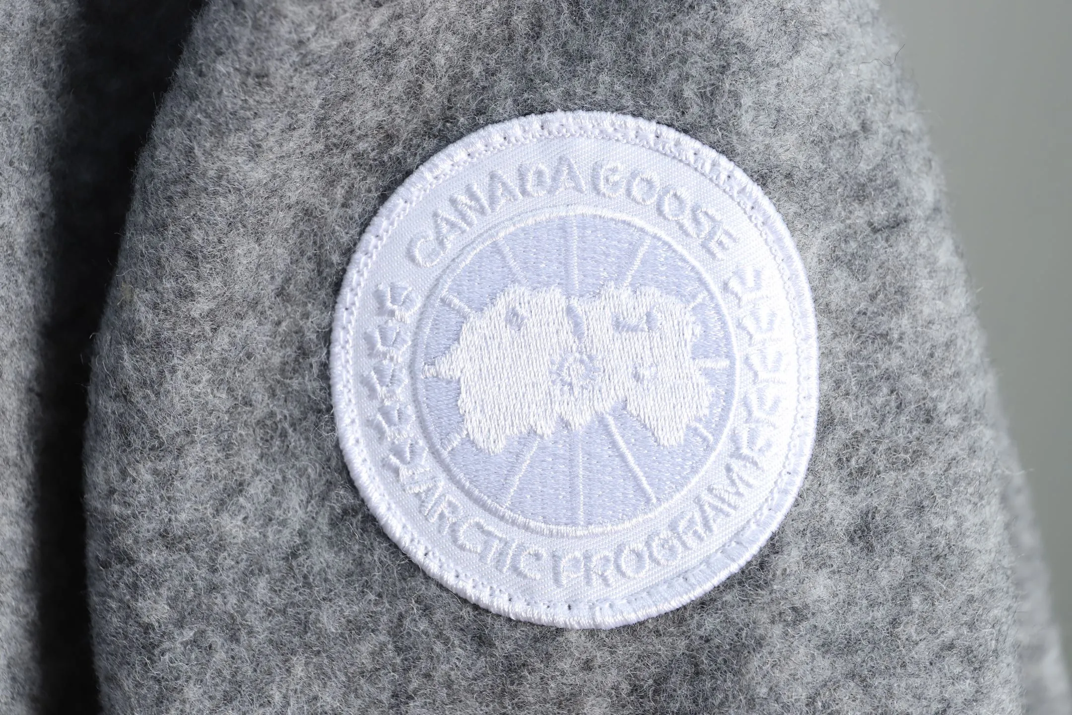 P720 Big Goose white label hooded cashmere sweatshirt Canada Goose Canada Goose SS22 Chilliwack Humanature 01 Logo patch zipper drawstring hooded fleece long-sleeved bomber jacket Exclusive customized wool fabric Only compared with ZP The popularity of this season’s new style does not need any elaboration. The fabric is warm and comfortable long plush and easy to put on and take off. The high-tech breathable space cotton liner makes the whole dress very stiff and at the same time soft, comfortable and lightweight. Breathable, soft, not sweaty, lightweight, stylish, and non-deformable. The iconic double-striped reflective strips are designed behind the collar and hood. No detail is missed. High-density goose badge. All threaded accessories are customized. Three colors to choose from. Each one is super western. The upper body effect is very high-end. The loose version is not bloated at all. It is quite fashionable. It can be said that it is a very unique design. This year's must-have style is the same for men and women🔥